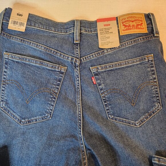 Levi's Women's High Waisted Mom Jeans - Size 31/29 - Picture 6 of 9